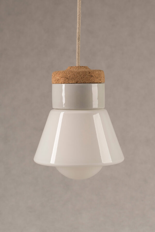 mała wisząca lampa korkowa Dzwonek ze szklanym białym kloszem 1
