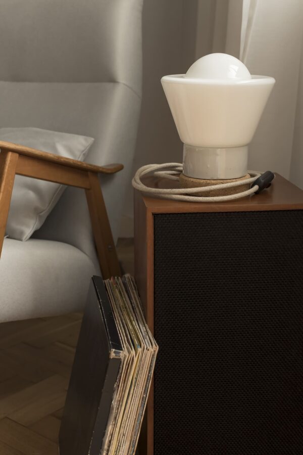 Mała stołowa lampka korkowa ze szklanym białym kloszem Dzwonek 2