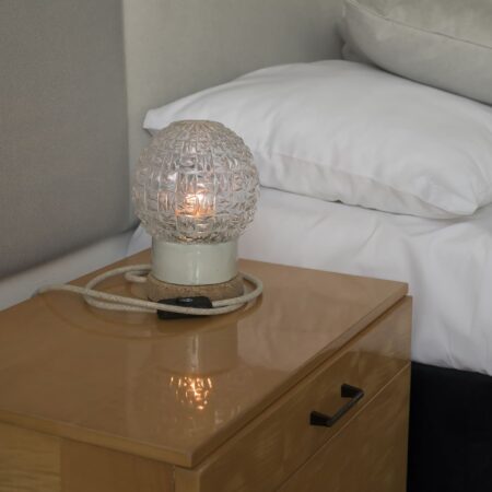 Mała stołowa lampka korkowa ze szklanym kloszem granat 1
