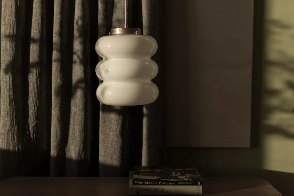 lampa Bibe z kloszem z ręcznei dmuchanego szkła mlecznego