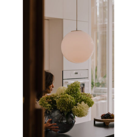 lampa biała kula w kuchni