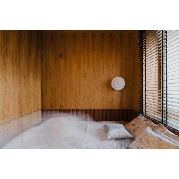 plafon memoire ze szkła opalowego na drewnianej ścianie w sypialni